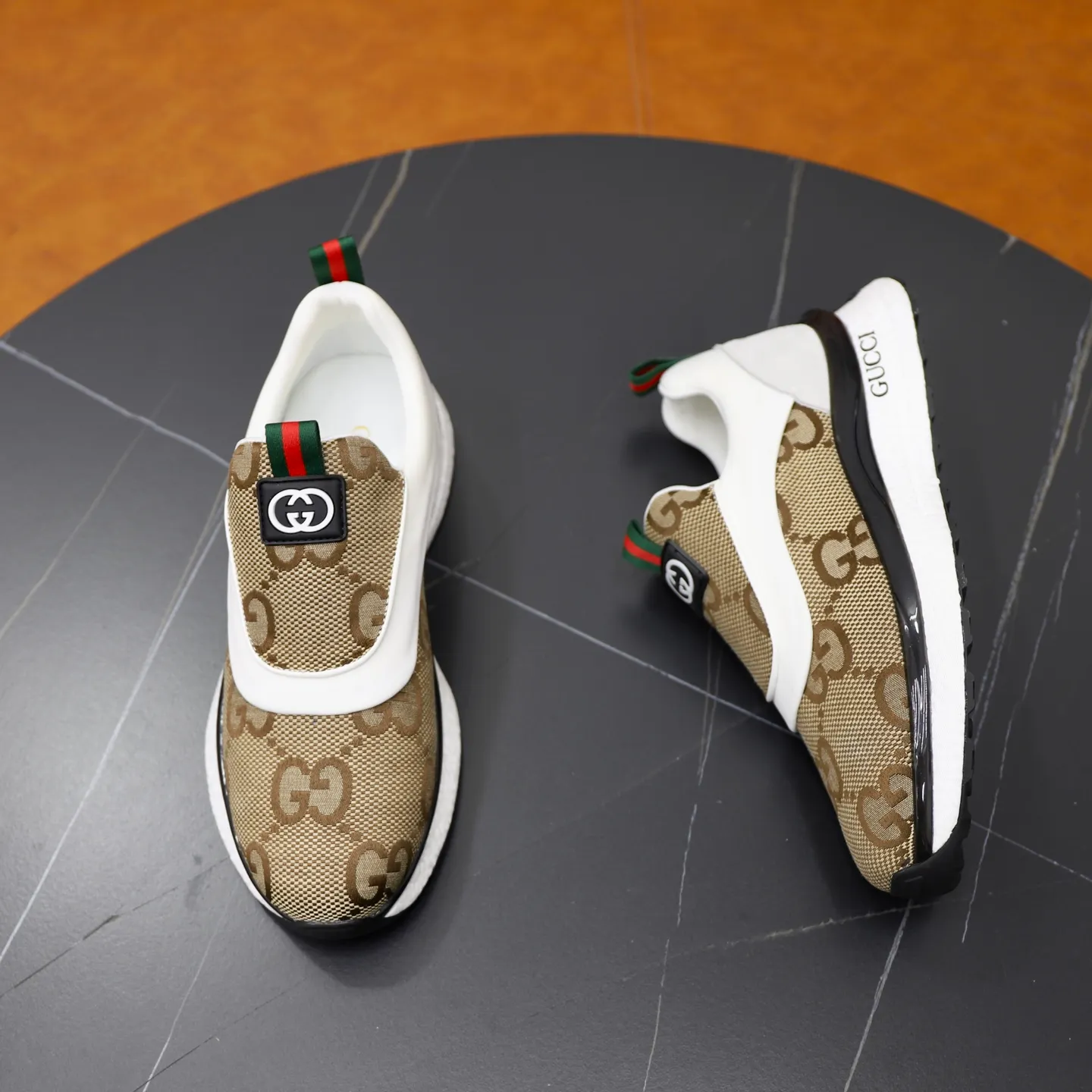 Ex-factory price: 462💰🙅‍♂️🙅‍♂️🙅‍♂️ Brand: Gucci GuCCI Standard code: 38-44 (45 customized) Grade: Same as the official website Material: Original leather stitching brand cloth Comfortable and breathable lining Lightweight and wear-resistant sports outsole Style category: Men's fashionable casual shoes Running sneakers Distinguished luxury brand elements Top luxury Color: actual picture color